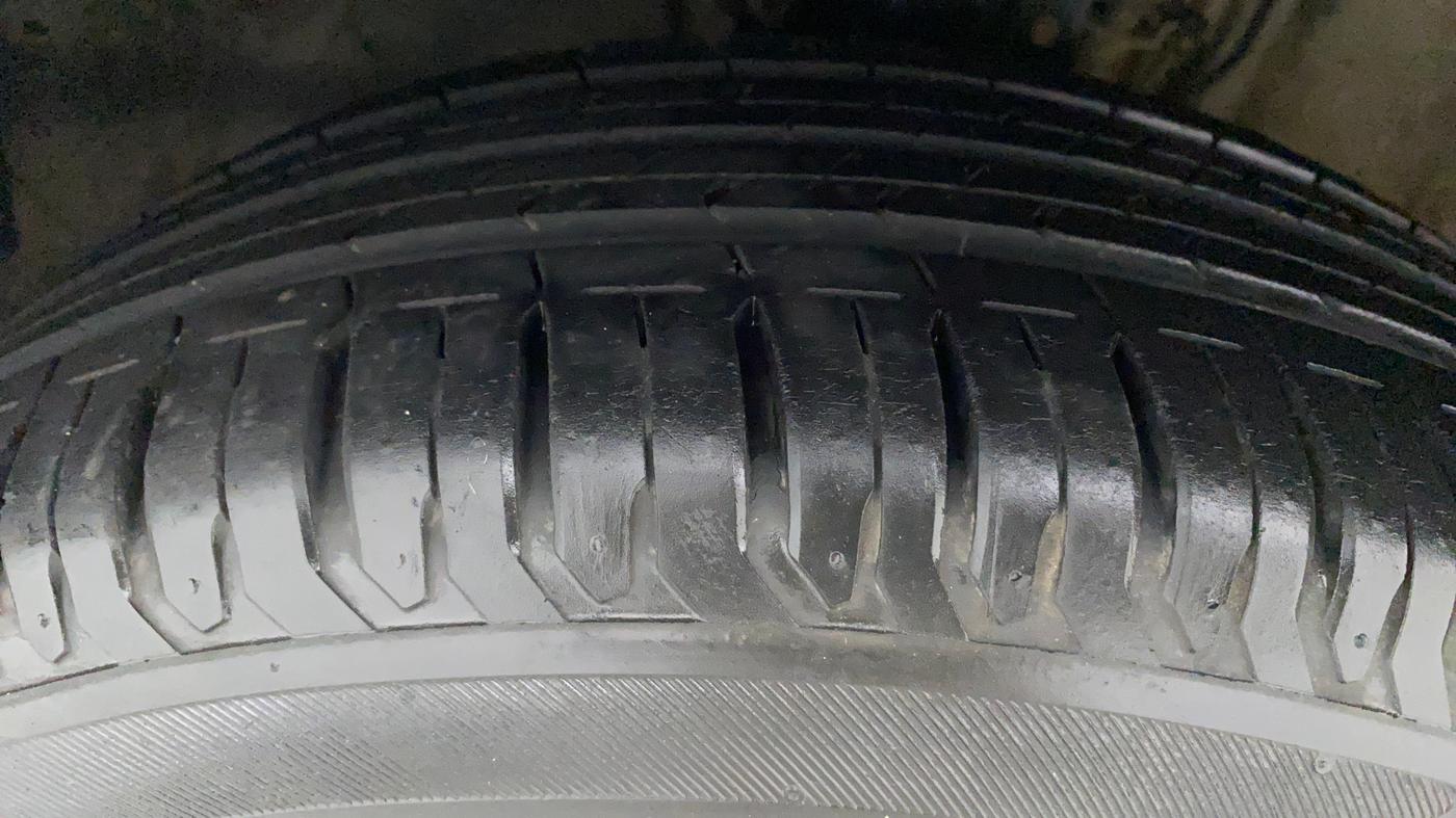 2011 Volkswagen Vento HIGHLINE 1.6 MPI, Petrol, Manual, 98,549 km, Left Front Tyre Tread