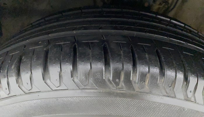 2011 Volkswagen Vento HIGHLINE 1.6 MPI, Petrol, Manual, 98,549 km, Left Front Tyre Tread