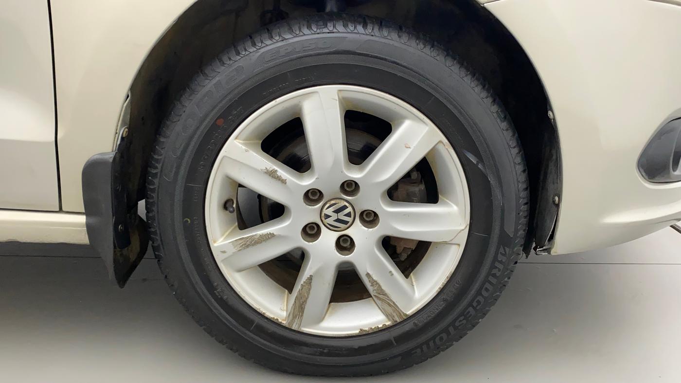 2011 Volkswagen Vento HIGHLINE 1.6 MPI, Petrol, Manual, 98,549 km, Right Front Wheel