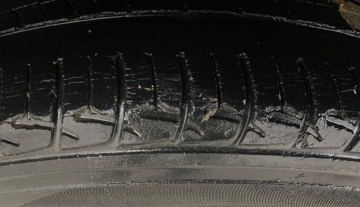 2015 Maruti Swift Dzire ZXI, Petrol, Manual, 88,388 km, Right Rear Tyre Tread
