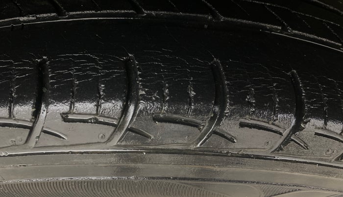 2015 Maruti Swift Dzire ZXI, Petrol, Manual, 88,388 km, Right Front Tyre Tread