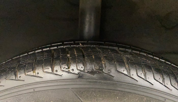 2019 Hyundai NEW SANTRO SPORTZ CNG, CNG, Manual, 94,636 km, Right Rear Tyre Tread