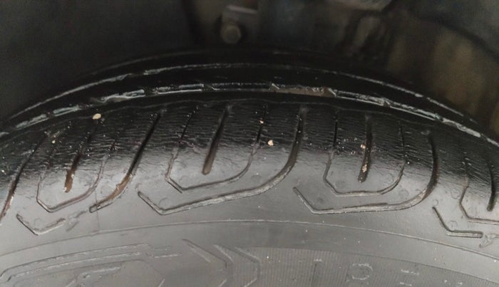 2017 Skoda Rapid AMBITION 1.6 MPI MT, Petrol, Manual, 42,422 km, Left Front Tyre Tread