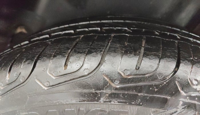 2017 Skoda Rapid AMBITION 1.6 MPI MT, Petrol, Manual, 42,422 km, Left Rear Tyre Tread