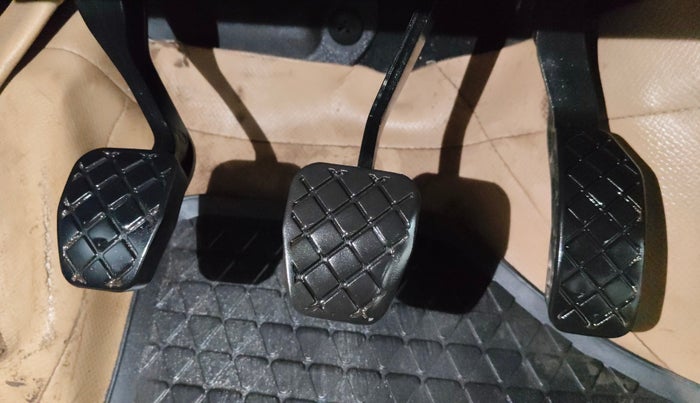 2017 Skoda Rapid AMBITION 1.6 MPI MT, Petrol, Manual, 42,422 km, Pedals