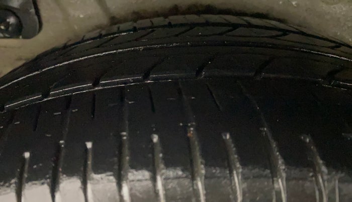 2014 Hyundai Verna FLUIDIC 1.6 VTVT SX AT, Petrol, Automatic, 66,714 km, Right Rear Tyre Tread