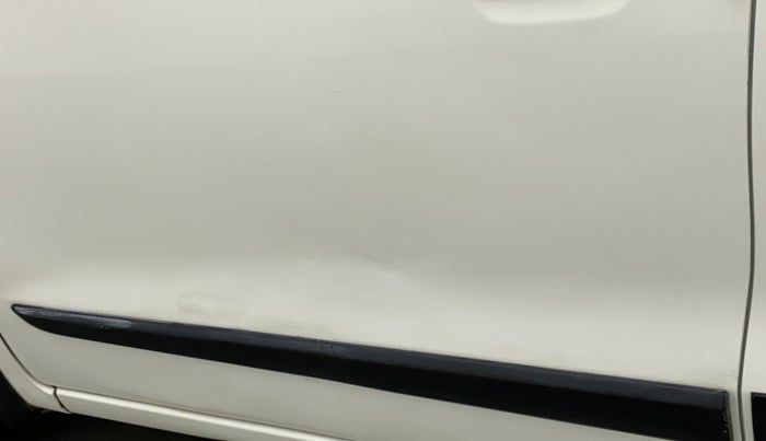 2018 Maruti Wagon R 1.0 VXI AMT, Petrol, Automatic, 33,011 km, Front passenger door - Slightly dented