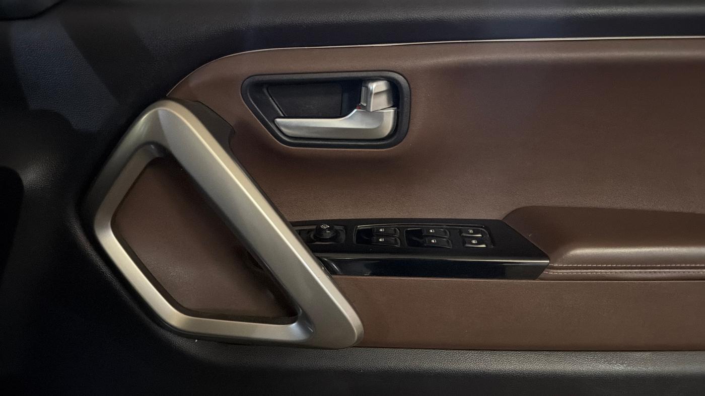 2023 Mahindra SCORPIO-N Z8 PETROL AT 7 STR, Petrol, Automatic, 21,523 km, Driver Side Door Panels Control