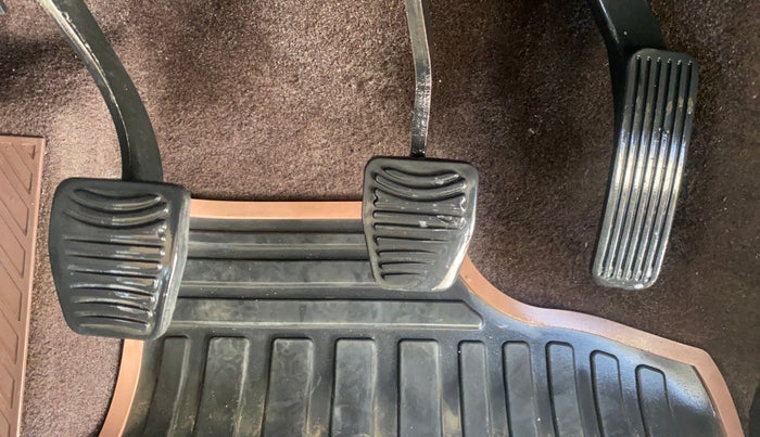 2014 Mahindra XUV500 W8, Diesel, Manual, 85,652 km, Pedals