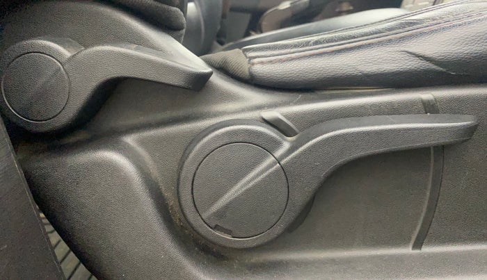 2014 Mahindra XUV500 W8, Diesel, Manual, 85,652 km, Driver Side Adjustment Panel