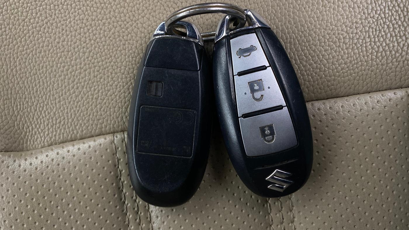 2016 Maruti Swift Dzire ZXI, Petrol, Manual, 55,610 km, Key Close Up