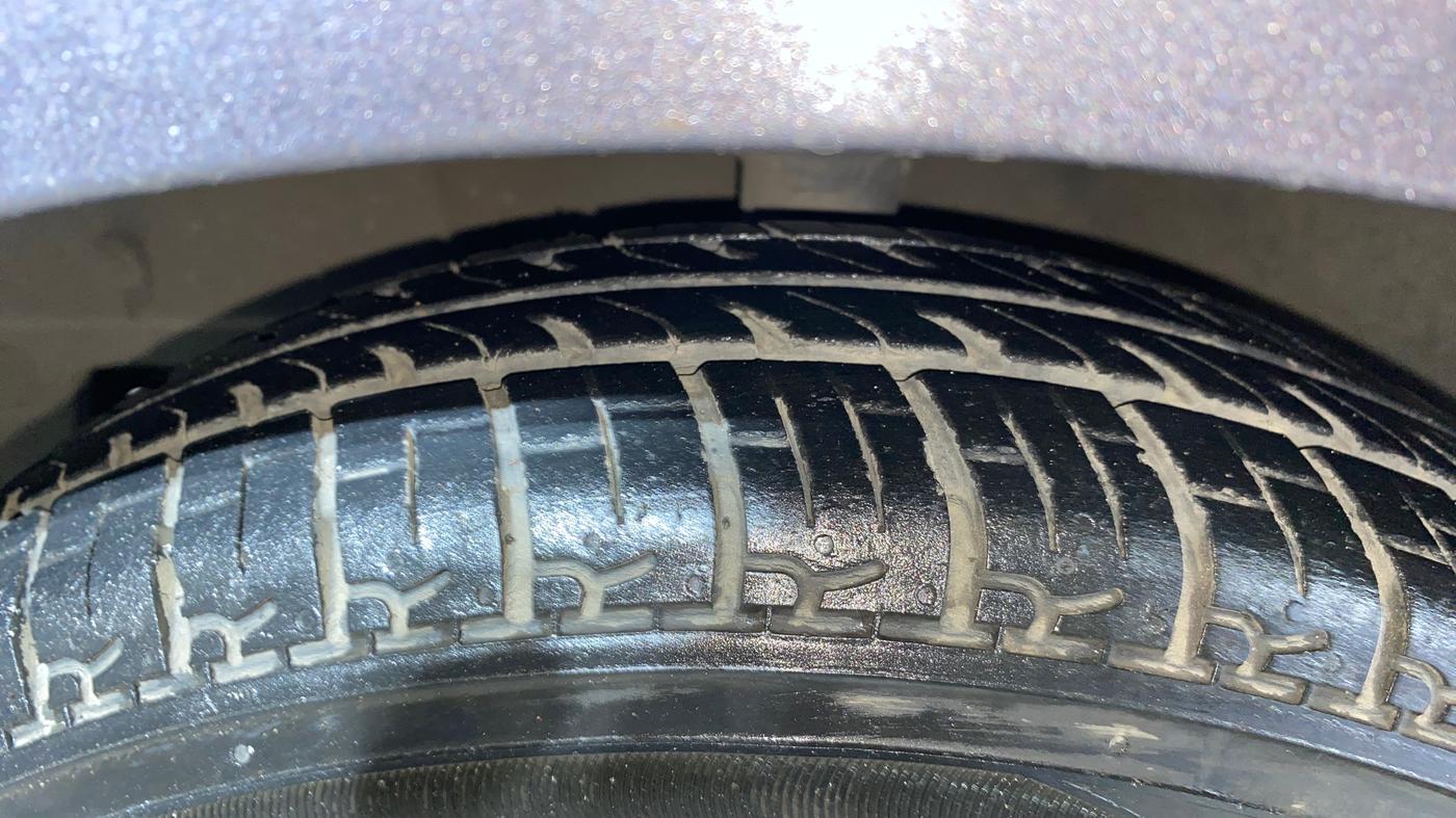 2016 Hyundai Eon ERA +, Petrol, Manual, 28,280 km, Left Front Tyre Tread