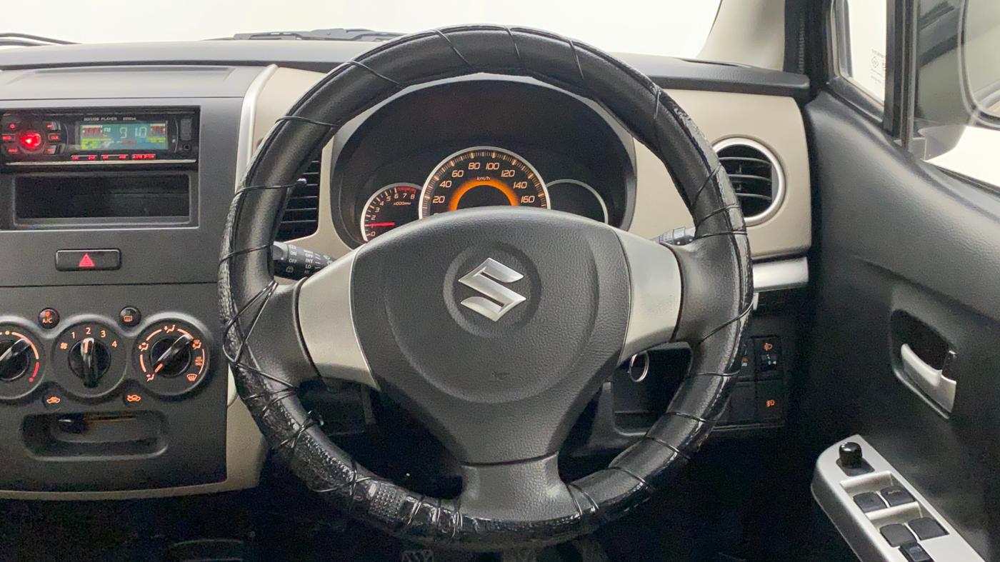 2013 Maruti Wagon R 1.0 VXI, Petrol, Manual, 39,721 km, Steering Wheel Close Up