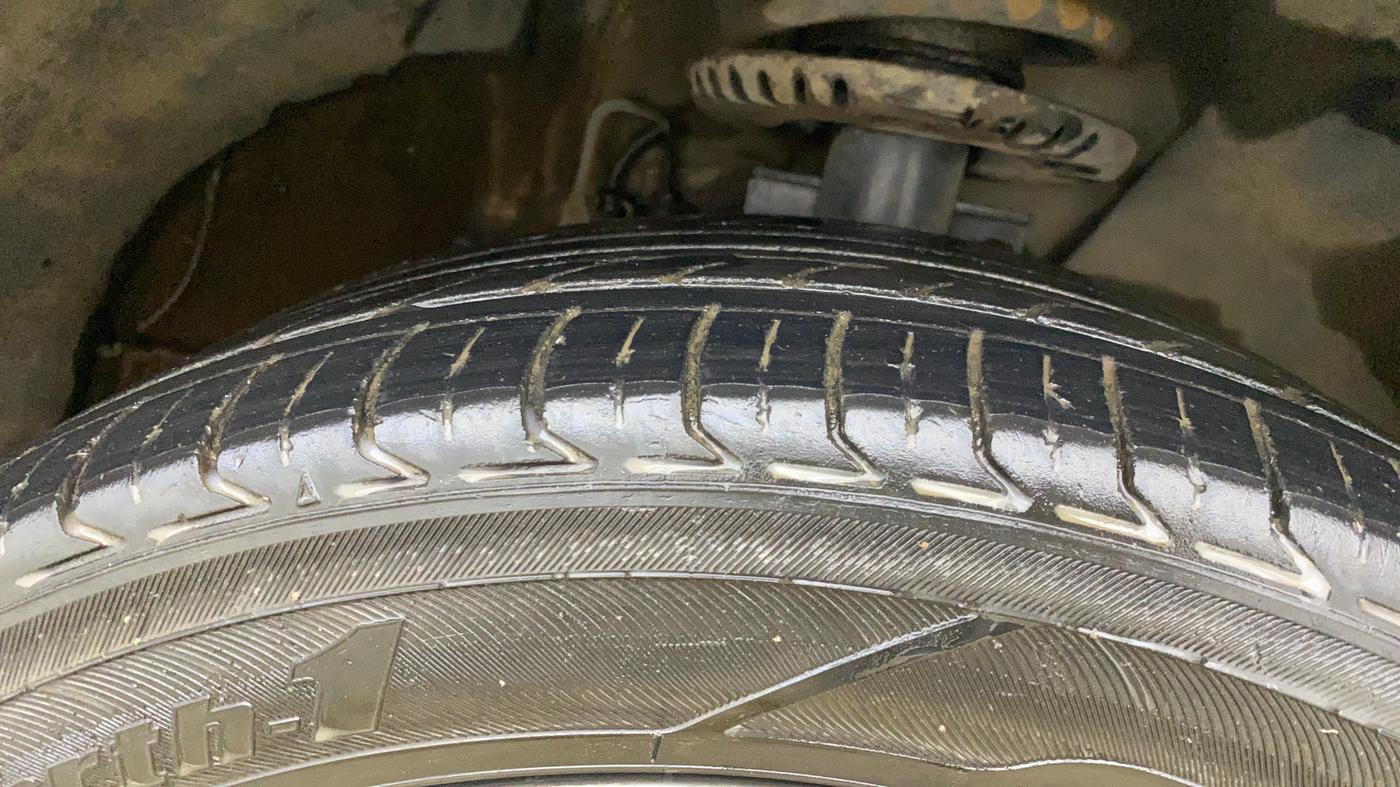 2017 Volkswagen Vento HIGHLINE PLUS 1.5 AT 16 ALLOY, Diesel, Automatic, 1,14,563 km, Right Front Tyre Tread