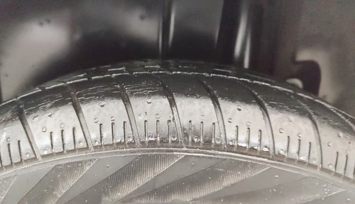 2018 Maruti Ertiga VXI, Petrol, Manual, 31,298 km, Left Rear Tyre Tread