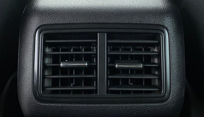 2022 Mahindra XUV700 AX 5 P AT 5 STR, Petrol, Automatic, 1,588 km, Rear AC Vents