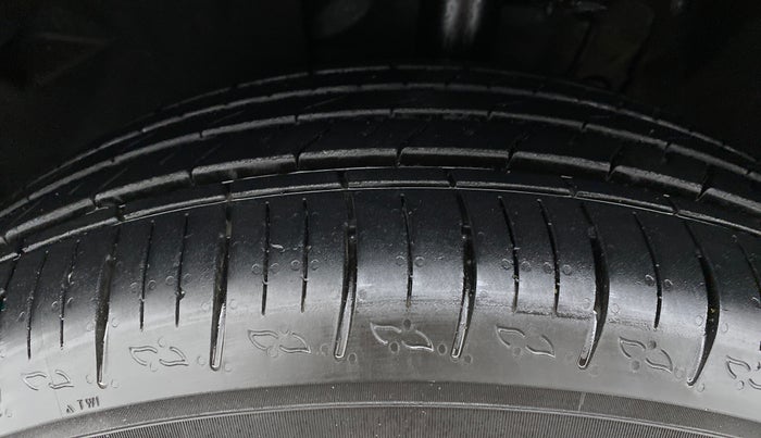 2022 Mahindra XUV700 AX 5 P AT 5 STR, Petrol, Automatic, 1,588 km, Left Front Tyre Tread