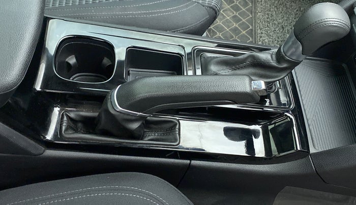 2022 Mahindra XUV700 AX 5 P AT 5 STR, Petrol, Automatic, 1,588 km, Gear Lever