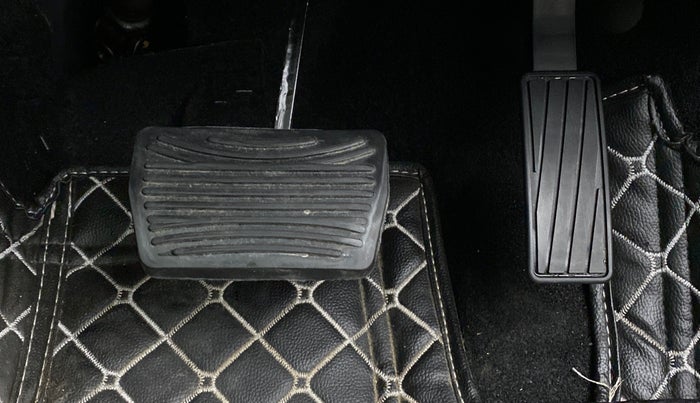 2022 Mahindra XUV700 AX 5 P AT 5 STR, Petrol, Automatic, 1,588 km, Pedals