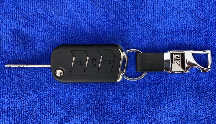 2022 Mahindra XUV700 AX 5 P AT 5 STR, Petrol, Automatic, 1,588 km, Key Close Up