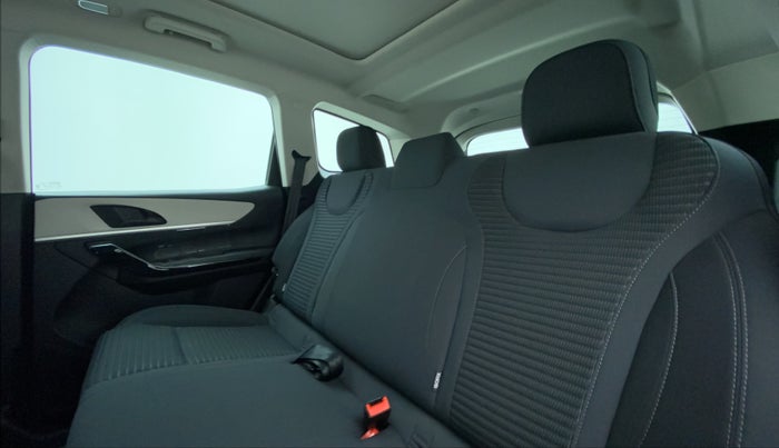 2022 Mahindra XUV700 AX 5 P AT 5 STR, Petrol, Automatic, 1,588 km, Right Side Rear Door Cabin