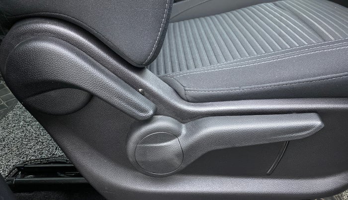 2022 Mahindra XUV700 AX 5 P AT 5 STR, Petrol, Automatic, 1,588 km, Driver Side Adjustment Panel