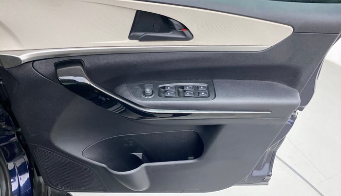 2022 Mahindra XUV700 AX 5 P AT 5 STR, Petrol, Automatic, 1,588 km, Driver Side Door Panels Control