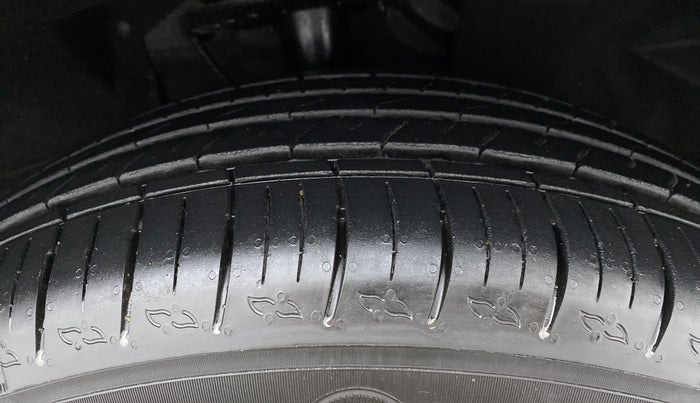 2022 Mahindra XUV700 AX 5 P AT 5 STR, Petrol, Automatic, 1,588 km, Right Front Tyre Tread