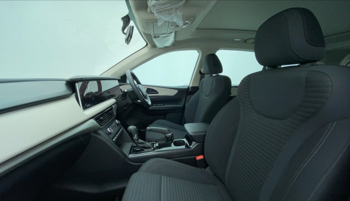 2022 Mahindra XUV700 AX 5 P AT 5 STR, Petrol, Automatic, 1,588 km, Right Side Front Door Cabin