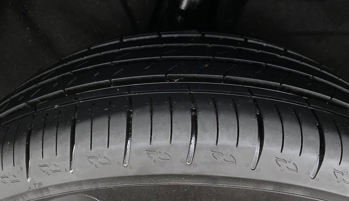 2022 Mahindra XUV700 AX 5 P AT 5 STR, Petrol, Automatic, 1,588 km, Right Rear Tyre Tread