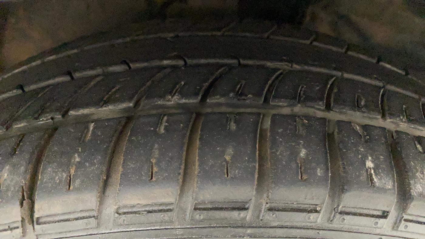 2010 Toyota Corolla Altis G PETROL, Petrol, Manual, 50,914 km, Right Front Tyre Tread