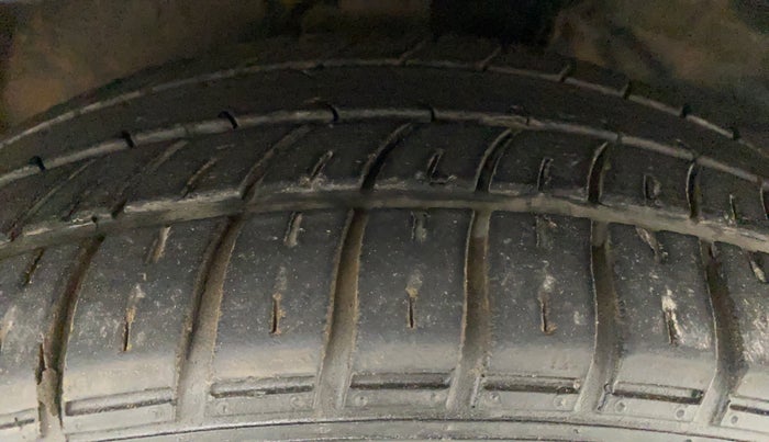 2010 Toyota Corolla Altis G PETROL, Petrol, Manual, 50,914 km, Right Front Tyre Tread