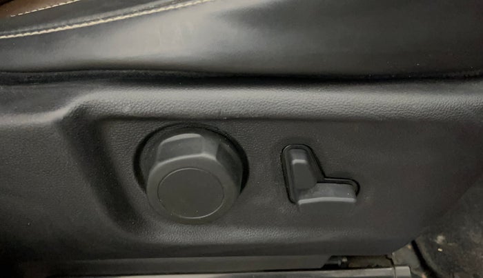 2022 Mahindra SCORPIO-N Z8 L PETROL AT 6 STR, Petrol, Automatic, 82,038 km, Driver Side Adjustment Panel