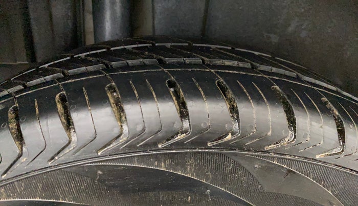 2015 Maruti Swift ZXI, Petrol, Manual, 56,958 km, Right Rear Tyre Tread