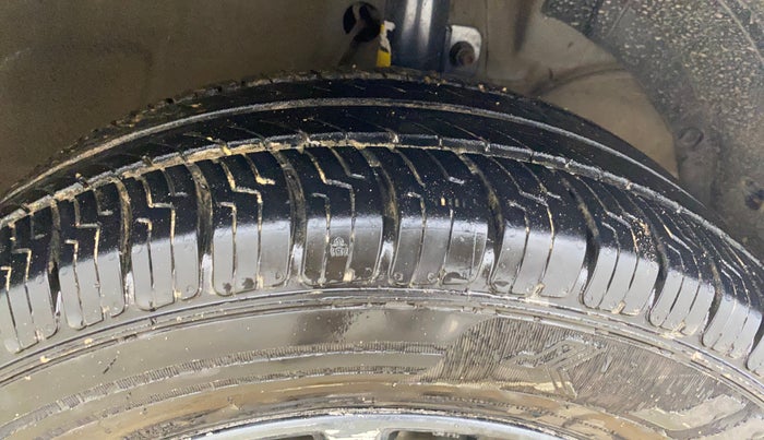 2021 Maruti Ertiga VXI CNG, CNG, Manual, 1,06,977 km, Right Front Tyre Tread