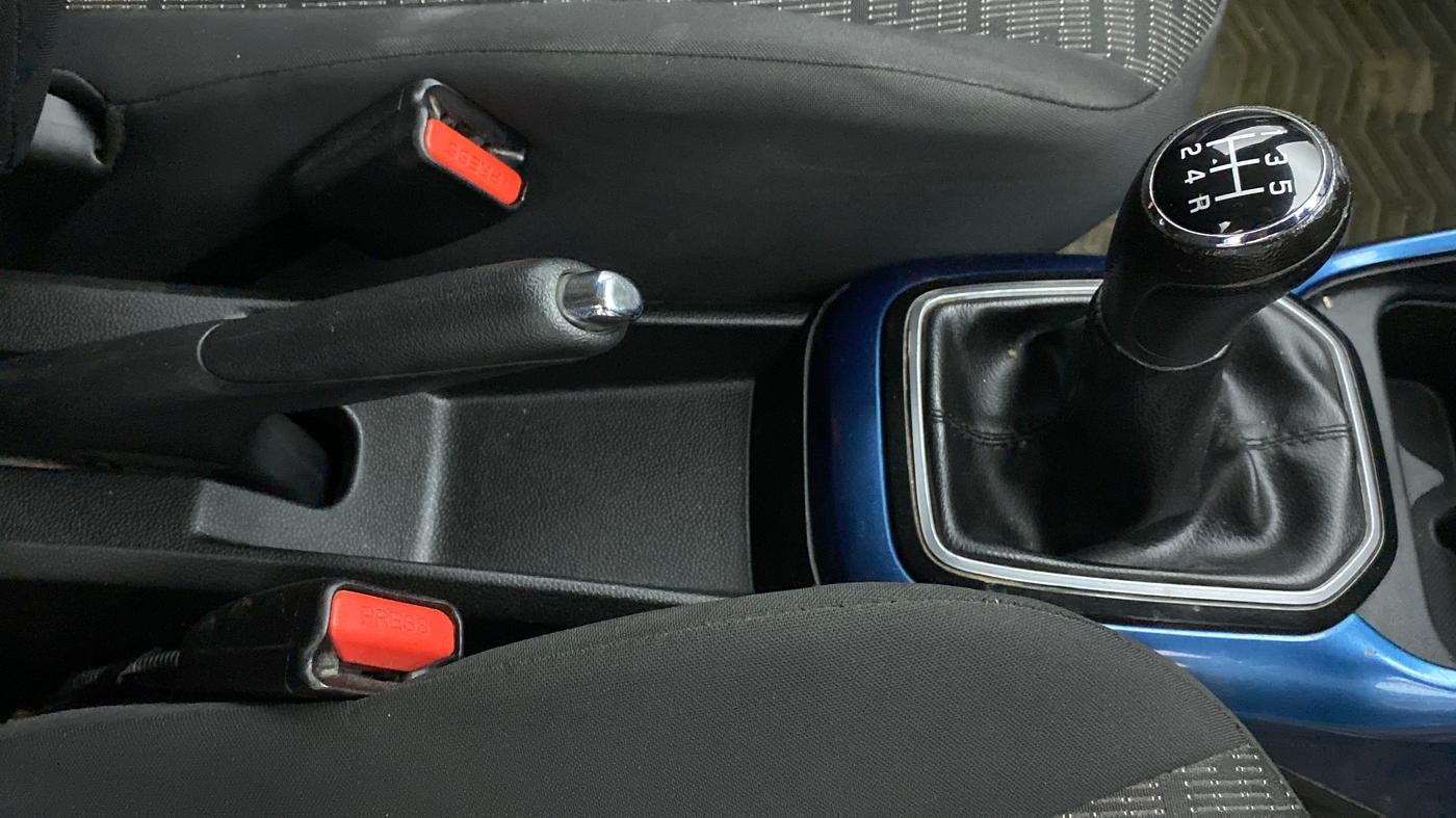 2017 Maruti IGNIS DELTA 1.2, Petrol, Manual, 32,408 km, Gear Lever