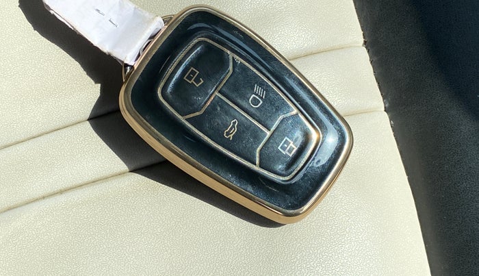 2021 Tata PUNCH CREATIVE  AMT, Petrol, Automatic, 1,00,394 km, Key Close Up