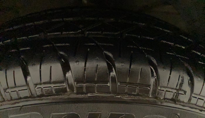 2017 Maruti Dzire VXI AMT, Petrol, Automatic, 32,883 km, Left Front Tyre Tread