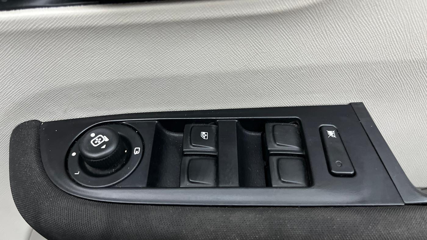 2021 Tata ALTROZ XZ PLUS PETROL, Petrol, Manual, 39,288 km, Driver Side Door Panels Control
