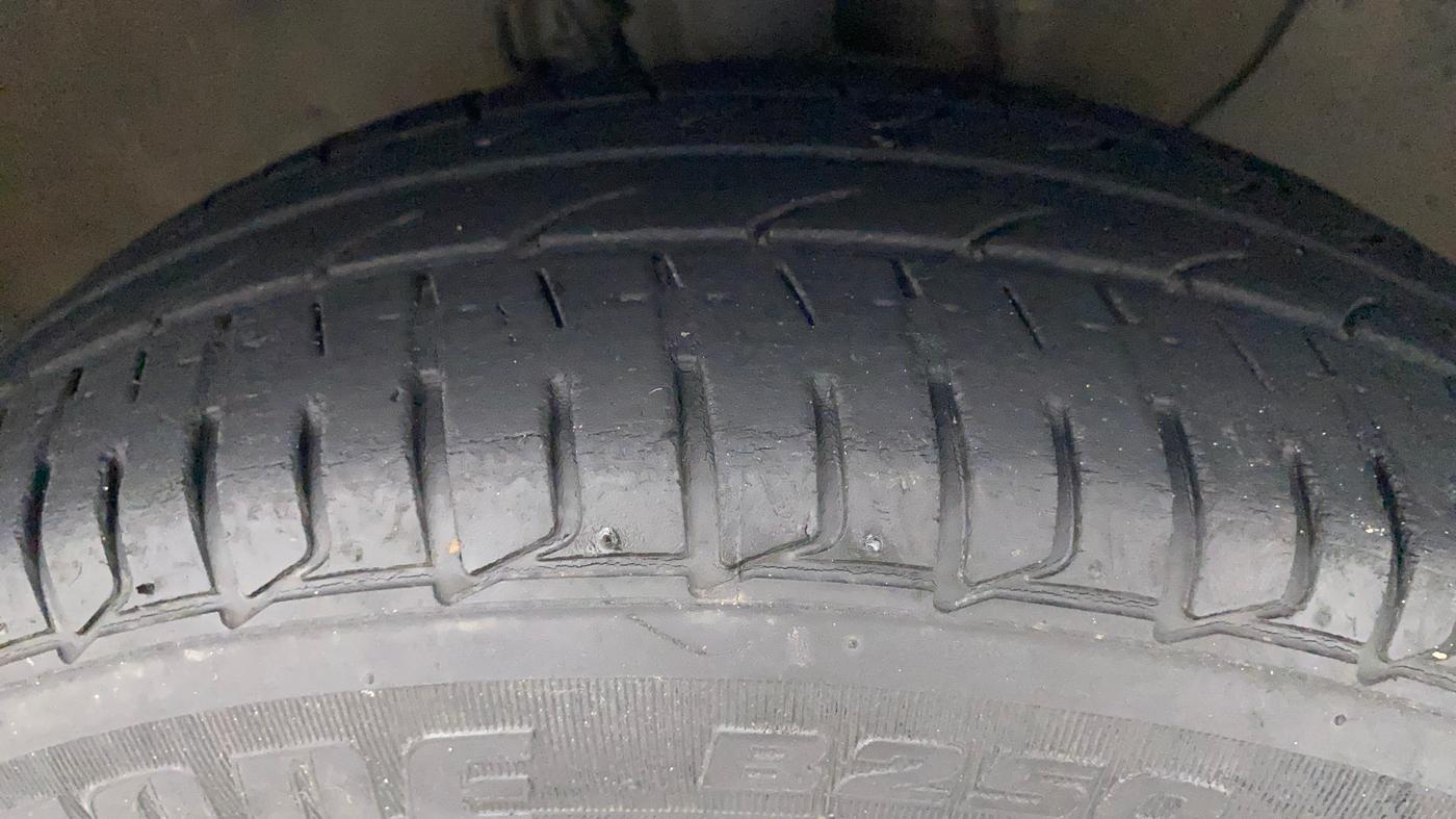 2017 Hyundai Elite i20 MAGNA EXECUTIVE 1.2, Petrol, Manual, 35,112 km, Right Front Tyre Tread