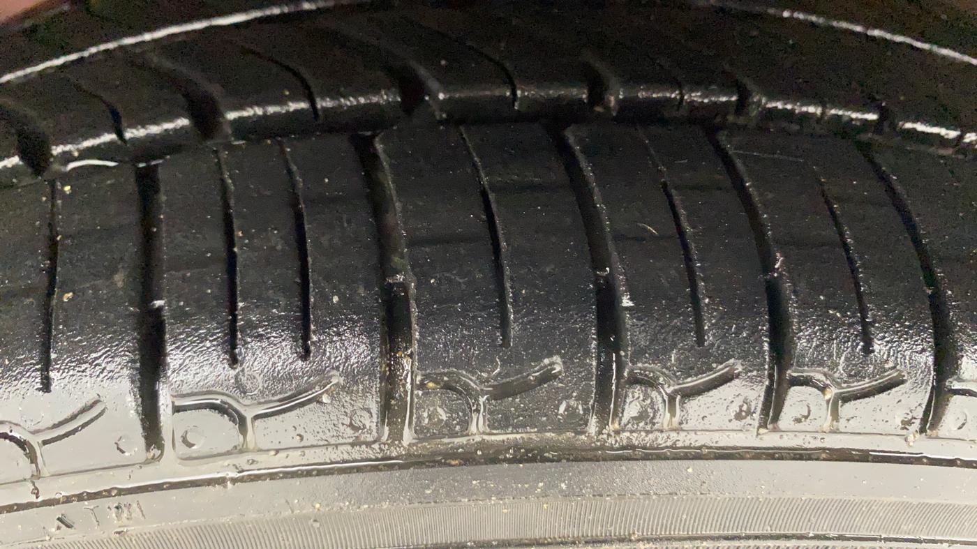 2013 Hyundai Eon MAGNA +, Petrol, Manual, 18,335 km, Left Front Tyre Tread