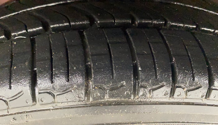 2013 Hyundai Eon MAGNA +, Petrol, Manual, 18,335 km, Left Front Tyre Tread