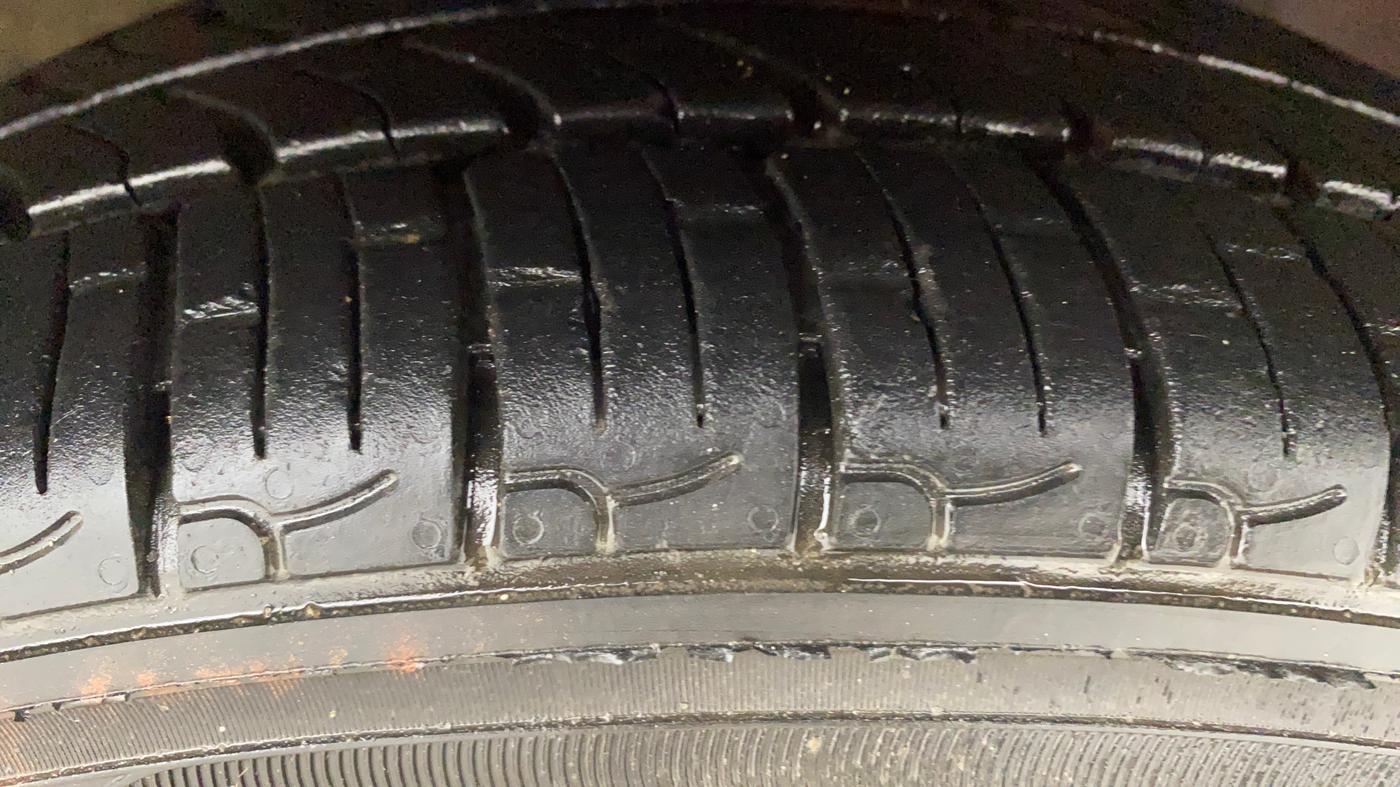2013 Hyundai Eon MAGNA +, Petrol, Manual, 18,335 km, Right Front Tyre Tread