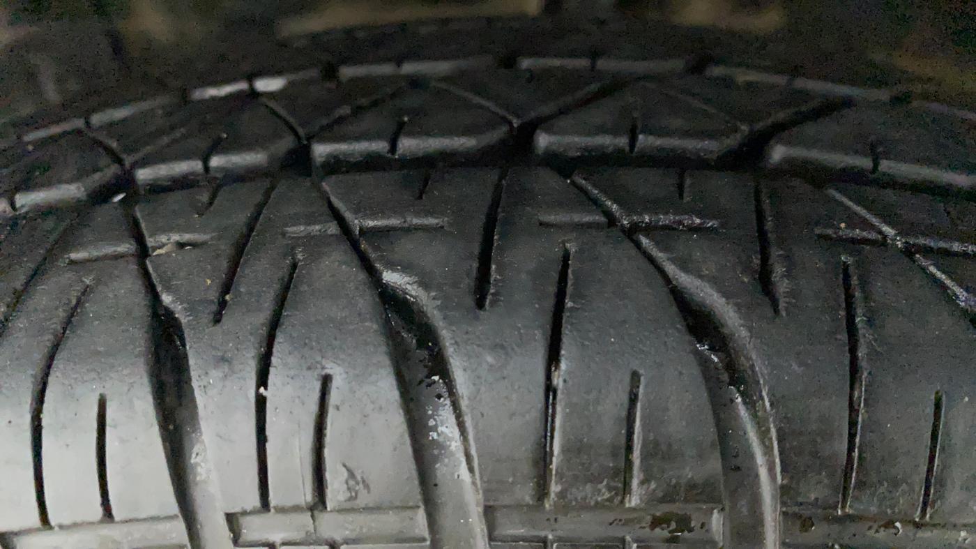 2012 Maruti Swift VXI, Petrol, Manual, 41,110 km, Left Front Tyre Tread