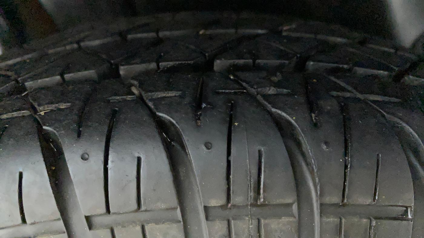 2012 Maruti Swift VXI, Petrol, Manual, 41,110 km, Right Rear Tyre Tread