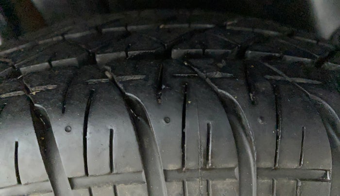 2012 Maruti Swift VXI, Petrol, Manual, 41,110 km, Right Rear Tyre Tread