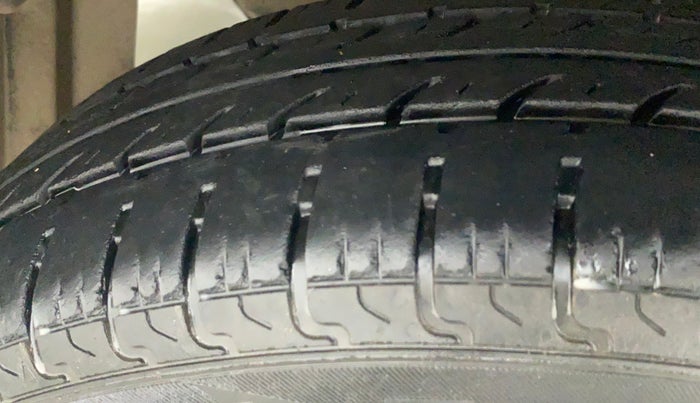 2010 Maruti Ritz VXI, Petrol, Manual, 87,920 km, Left Front Tyre Tread