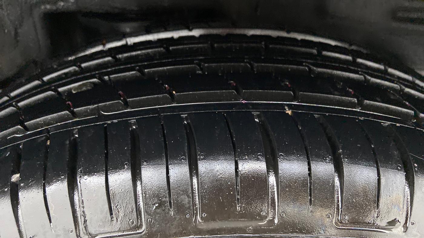 2014 Toyota Corolla Altis G, Petrol, Manual, 1,17,456 km, Left Rear Tyre Tread