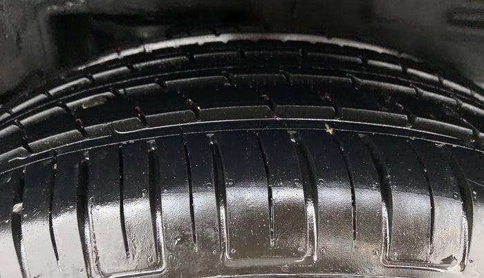 2014 Toyota Corolla Altis G, Petrol, Manual, 1,17,456 km, Left Rear Tyre Tread