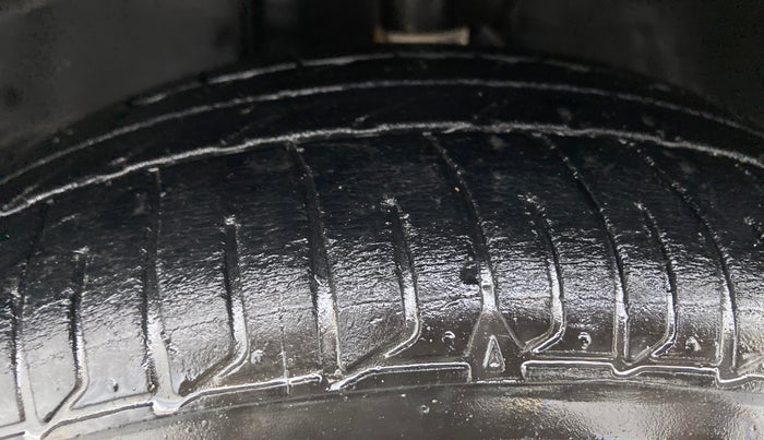 2014 Toyota Corolla Altis G, Petrol, Manual, 1,17,456 km, Left Front Tyre Tread
